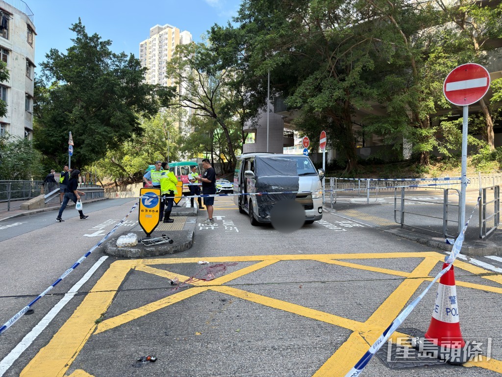 客貨車右車頭撞倒過路婦,司機在場協查。 客貨車右車頭撞倒過路婦,司機在場協查。