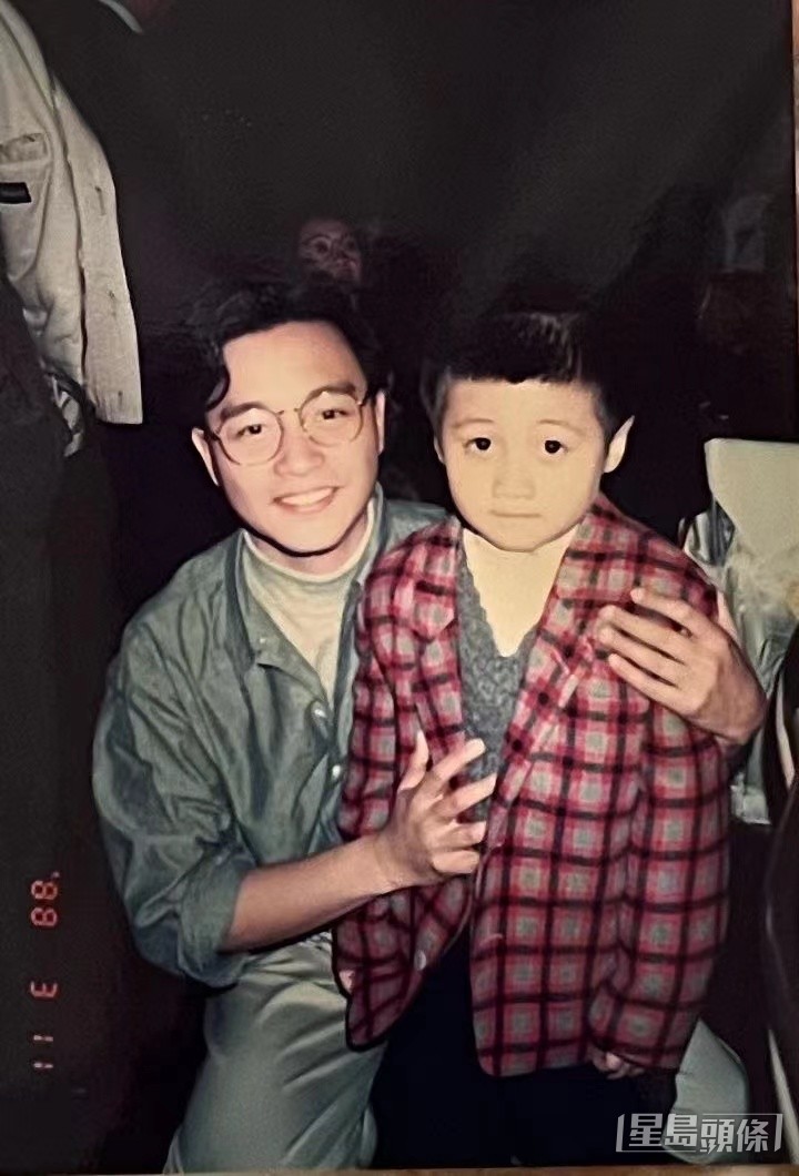 王嘉明細細個就鍾意哥哥,仲會去探班。 王嘉明細細個就鍾意哥哥,仲會去探班。