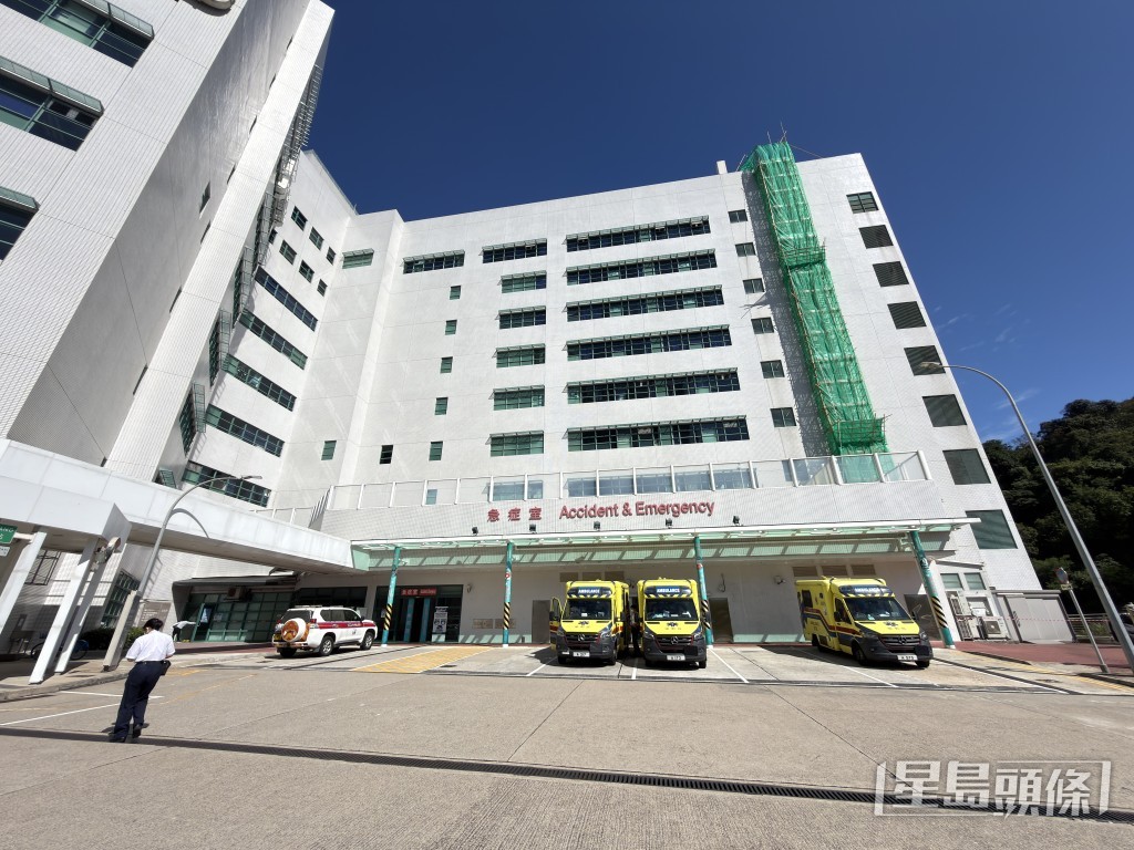 傷者被送往將軍澳醫院搶救。梁國峰攝 傷者被送往將軍澳醫院搶救。梁國峰攝