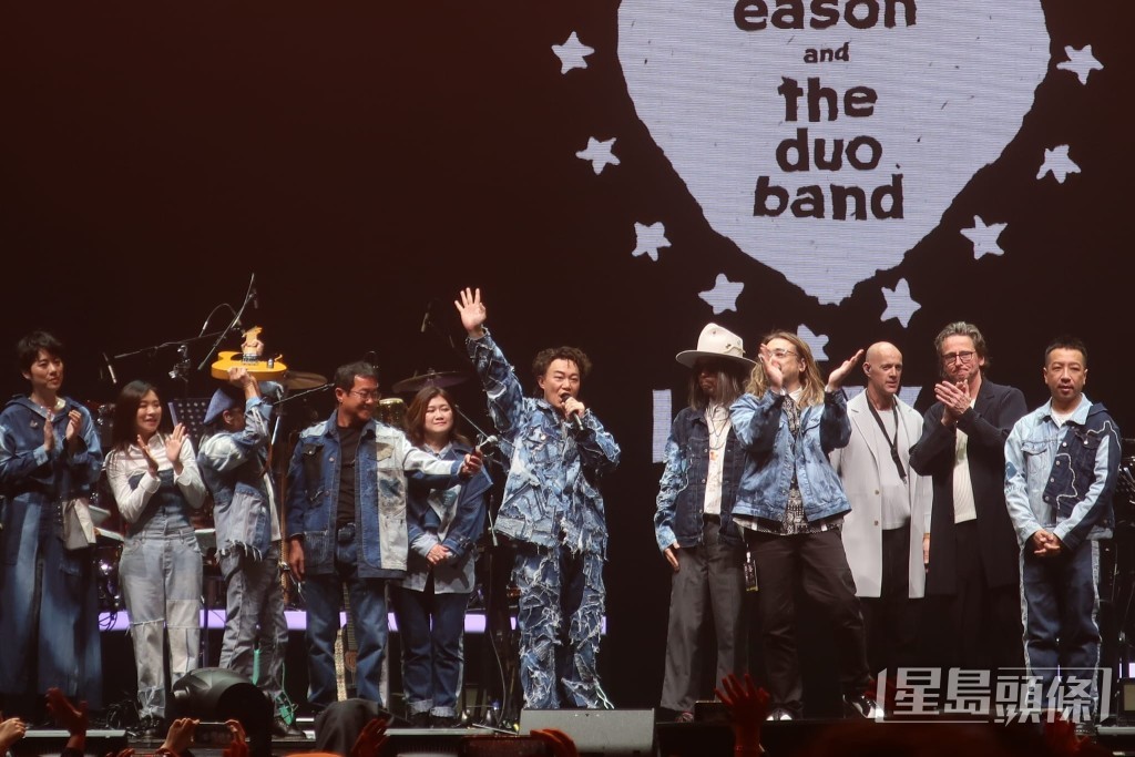 陳奕迅最後以《可一可再》為演唱會作結，又特地與外籍樂手擁抱及一同謝幕。