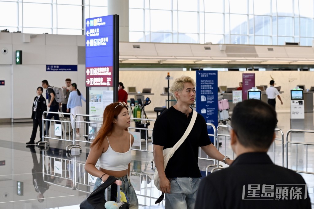 不少旅客滯留機場。 不少旅客滯留機場。