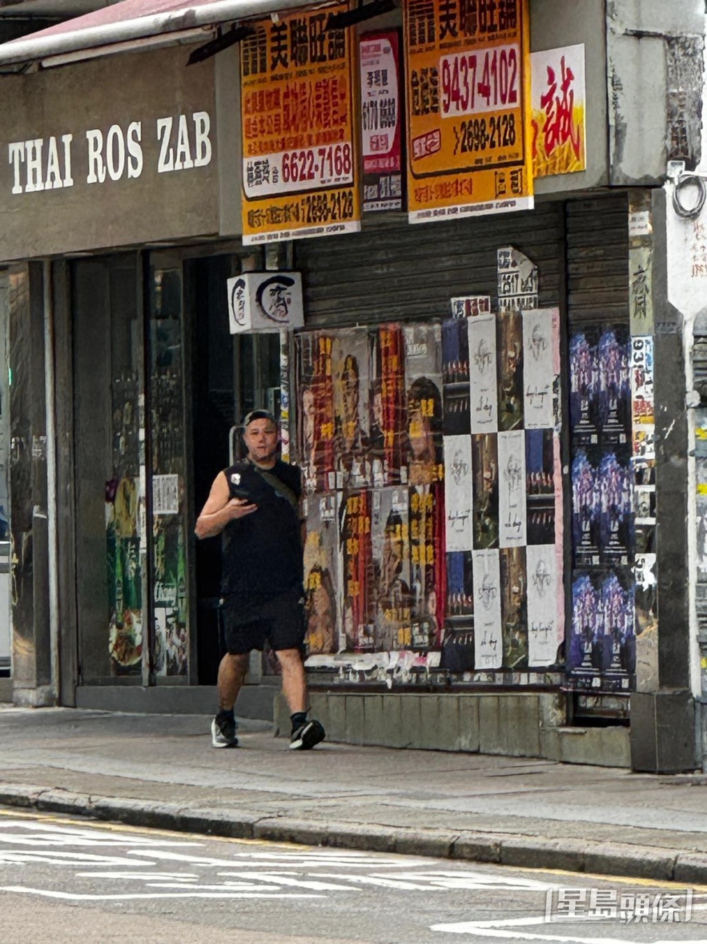 張致恒穿上黑色短褲和背心，在街頭穿梭。