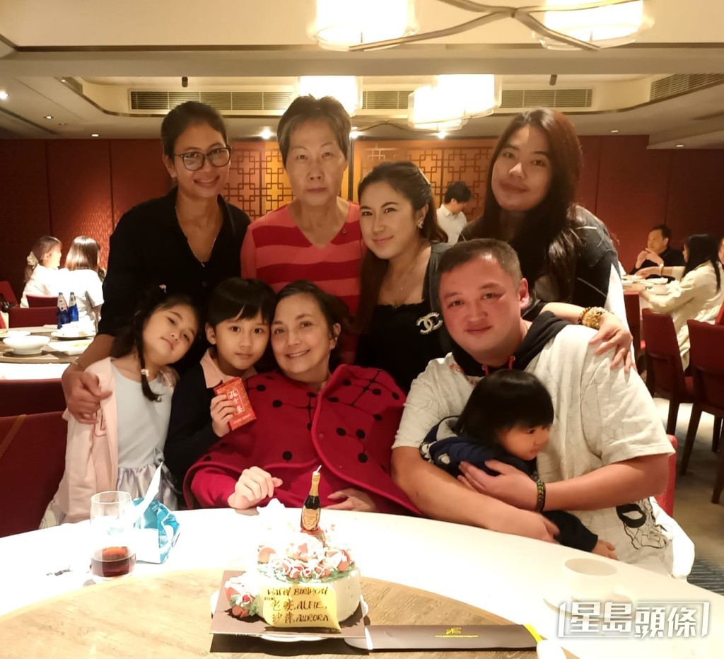 施明在2024年與大仔慶祝母親節。