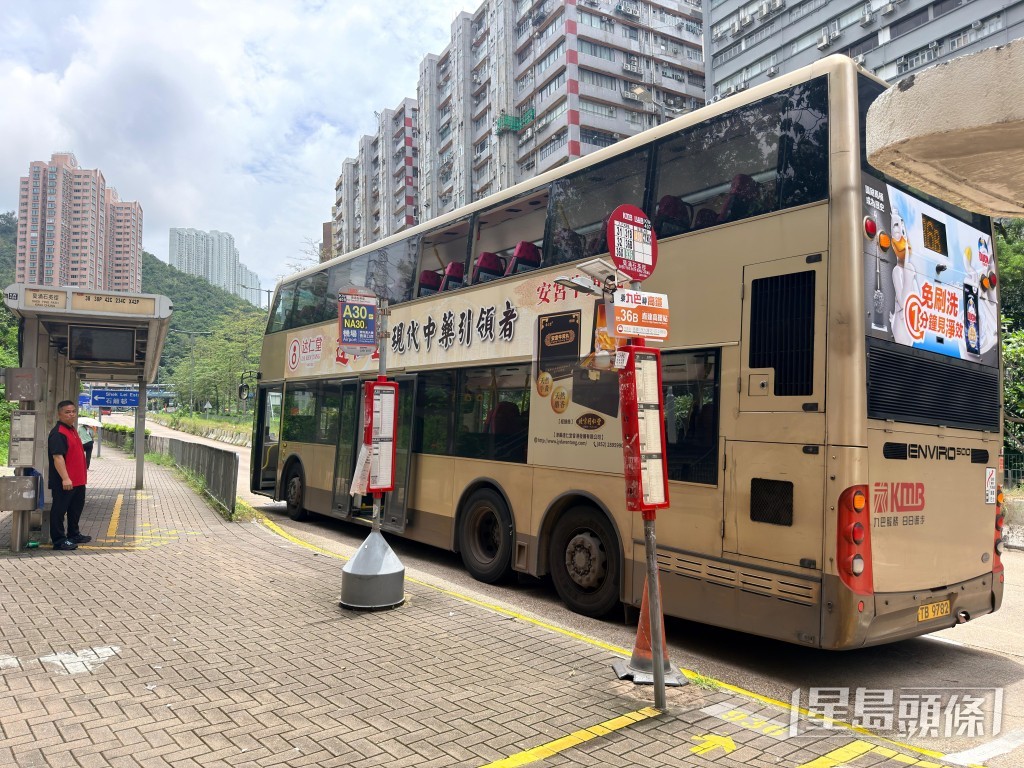 肇事九巴停在現場,車長(圖左紅衣)在場協查。梁國峰攝 肇事九巴停在現場,車長(圖左紅衣)在場協查。梁國峰攝