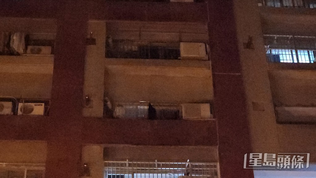 牛頭角道297號觀塘花園2座玉蓮臺一單位冒煙起火。黎志偉攝 牛頭角道297號觀塘花園2座玉蓮臺一單位冒煙起火。黎志偉攝