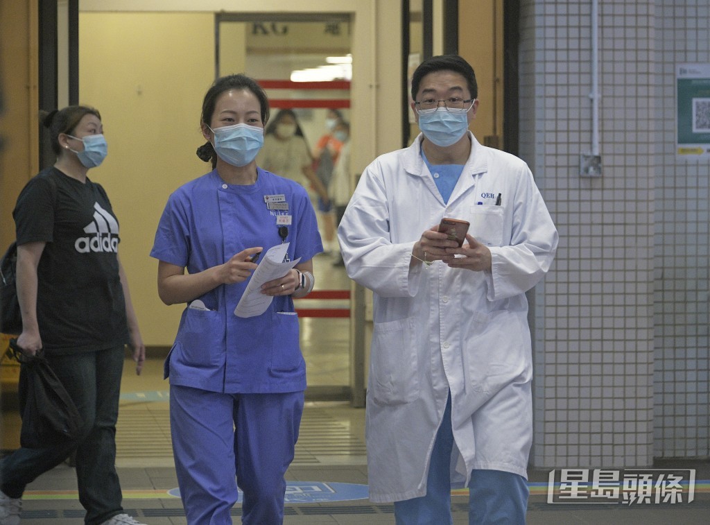 黃國舉早些年香港缺乏護士人手為例,但隨各院校開辦相關的課程,現時每年培養3,000多名護士學生。 黃國舉早些年香港缺乏護士人手為例,但隨各院校開辦相關的課程,現時每年培養3,000多名護士學生。