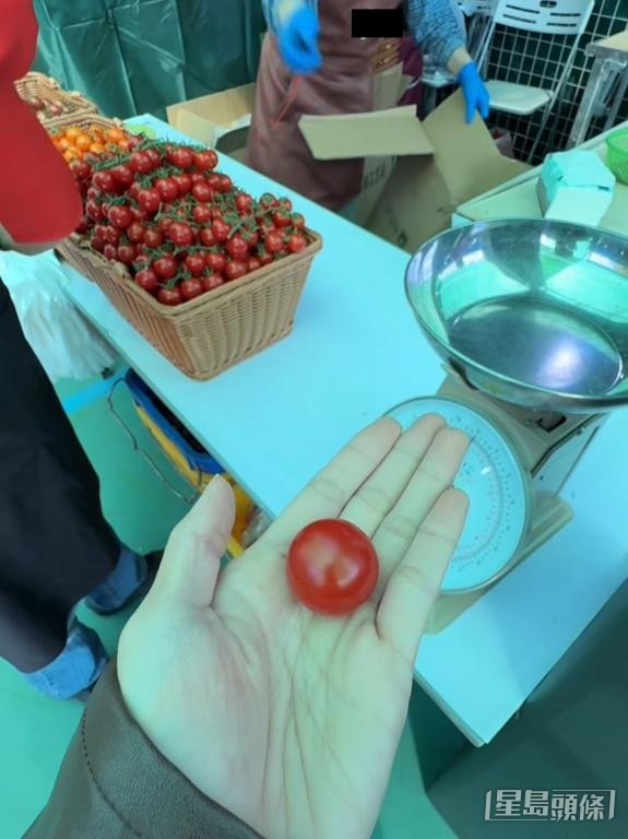 有市民目擊攤檔員工拆紙箱，取出疑非自家種植番茄仔擺賣。 受訪者提供