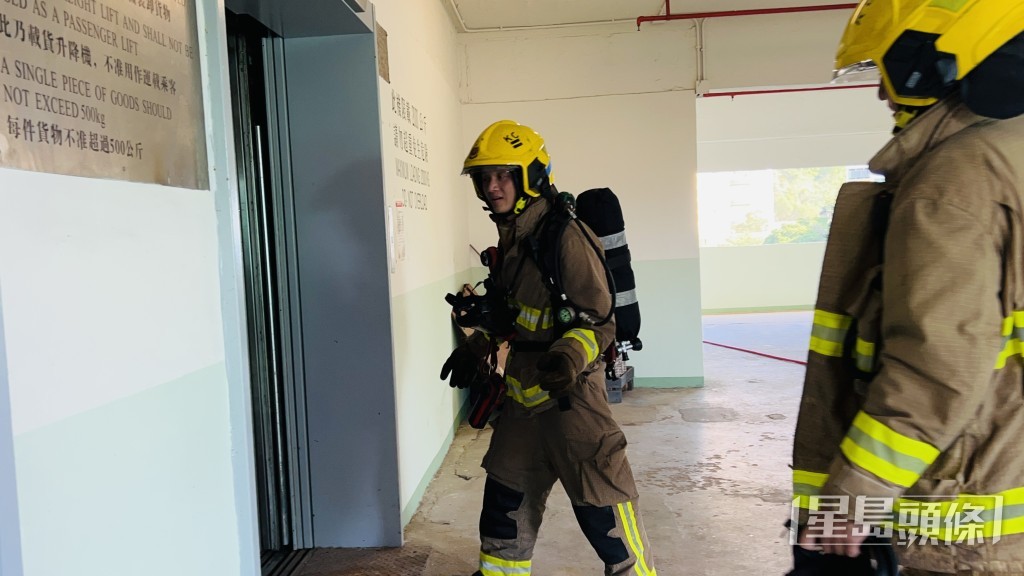 消防到場救熄火警。 消防到場救熄火警。