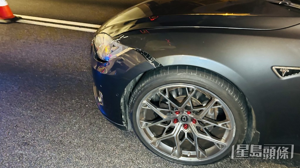 涉事Tesla車頭損毀。 涉事Tesla車頭損毀。