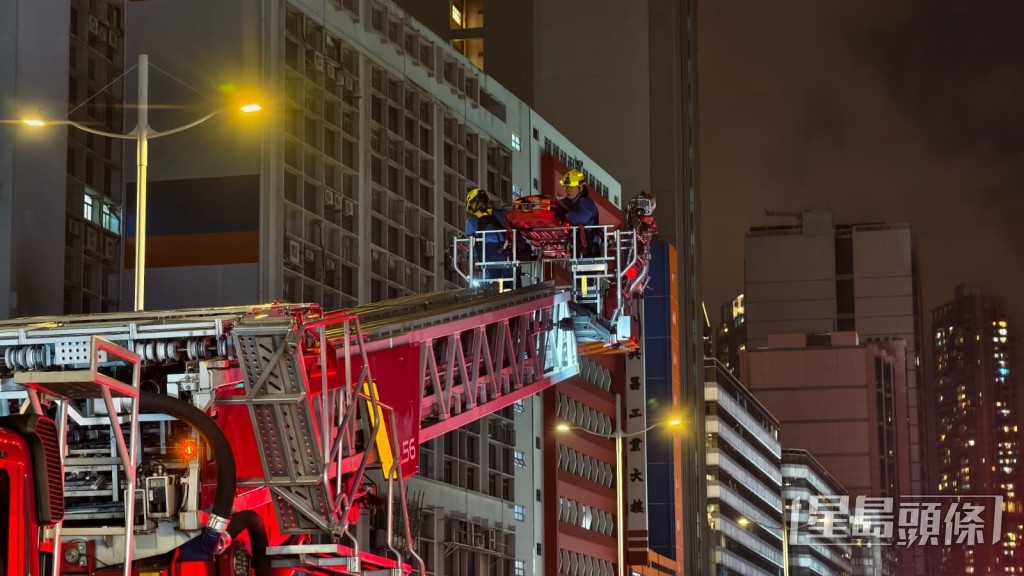 消防用雲梯及救生籃,逐一將受困工人救回地面。 消防用雲梯及救生籃,逐一將受困工人救回地面。