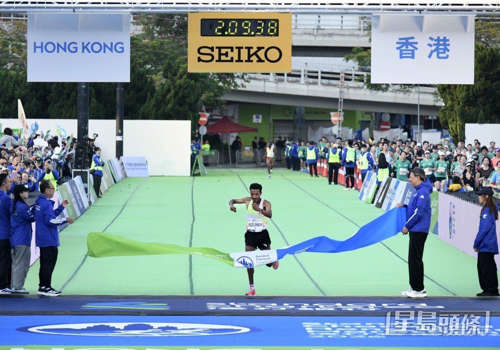 男子全馬冠軍、來自埃塞俄比亞的跑手Bizuneh Melaku Belachew衝線一刻。 男子全馬冠軍、來自埃塞俄比亞的跑手Bizuneh Melaku Belachew衝線一刻。