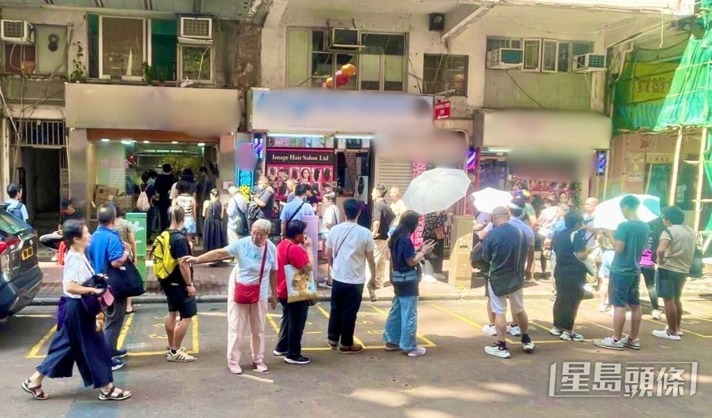 收金店外出現買賣黃金看的長龍。   受訪者提供 收金店外出現買賣黃金看的長龍。   受訪者提供