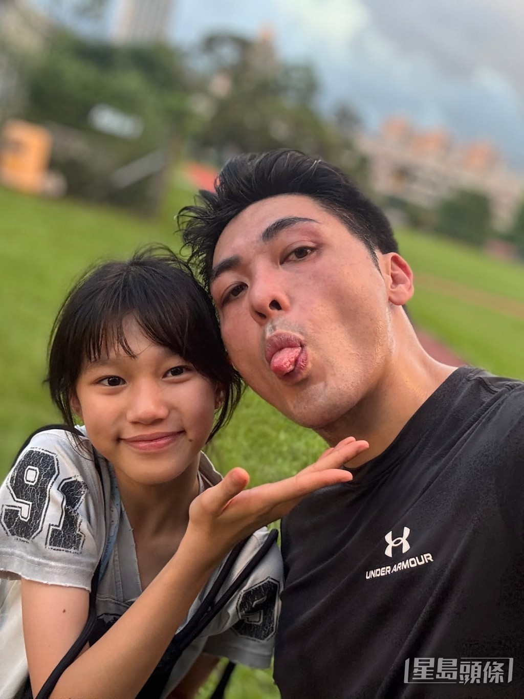 羅孝勇愛錫繼女。