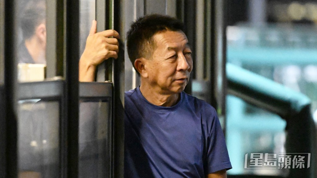 「鋼鐵安防」今朝在機場踱步，徐雨石都跟出跟入。