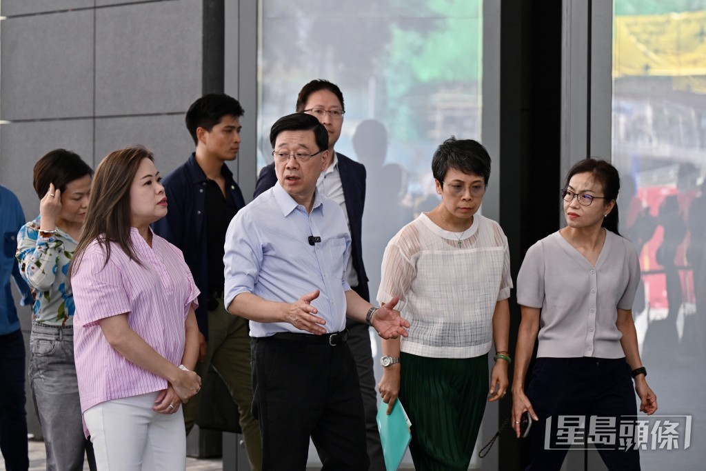 李家超隨後在文化體育及旅遊局局長羅淑佩陪同下,到訪東九文化中心參觀設施配套。劉駿軒攝 李家超隨後在文化體育及旅遊局局長羅淑佩陪同下,到訪東九文化中心參觀設施配套。劉駿軒攝