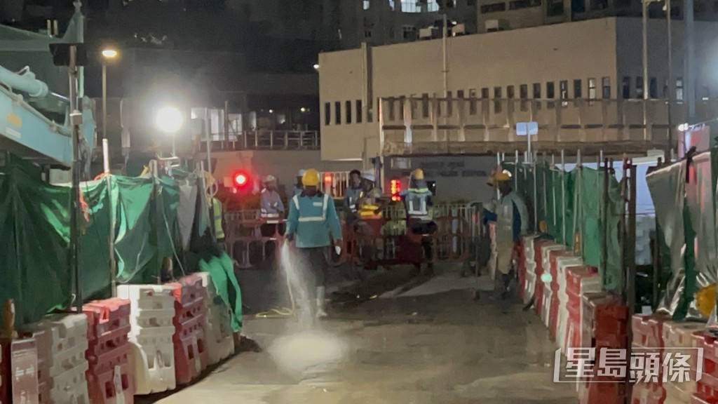 水務署現場在場搶修。 水務署現場在場搶修。