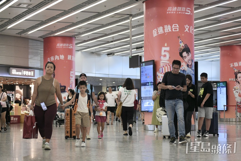 9月29日廣深港高鐵共開行跨境高鐵列車184列,往返香港西九龍的客流達9.1萬人次。陳浩元攝 9月29日廣深港高鐵共開行跨境高鐵列車184列,往返香港西九龍的客流達9.1萬人次。陳浩元攝