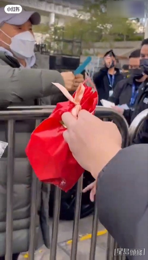 惟獨聽到一名歌迷表示:「多講普通話,我從很遠過來,聽不懂粵語。」 惟獨聽到一名歌迷表示:「多講普通話,我從很遠過來,聽不懂粵語。」