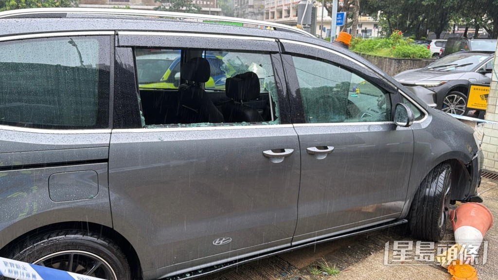 保安打爛右側車窗救出司機。劉漢權攝 保安打爛右側車窗救出司機。劉漢權攝