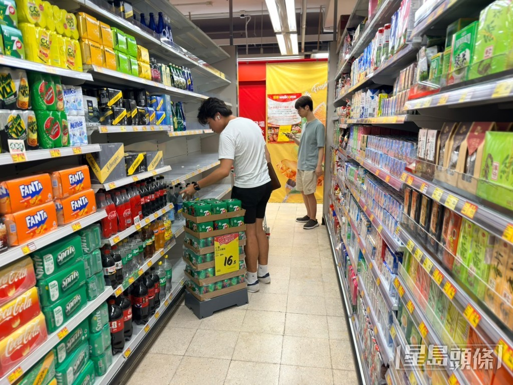 區內超市貨架的食水被搶購一空。資料圖片 區內超市貨架的食水被搶購一空。資料圖片
