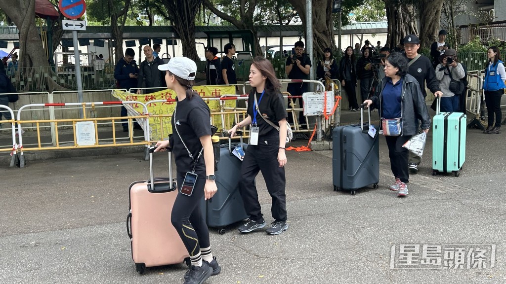 居民拖篋搬走物品。 居民拖篋搬走物品。