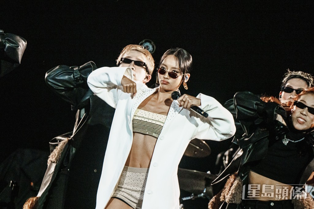 載歌載舞極具性感誘惑。