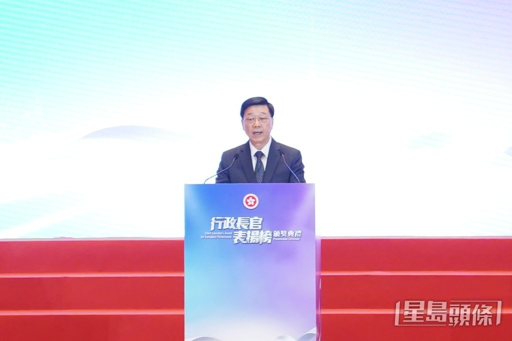 李家超指今年获奖的两支优秀团队肩负不同任务，同样以坚定的决心和优越的水平，高效履行使命。叶伟豪摄