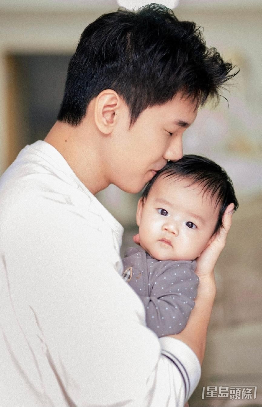 Phil去年已為剛出生的兒子Darrien創作了《搖籃下的歌》 。