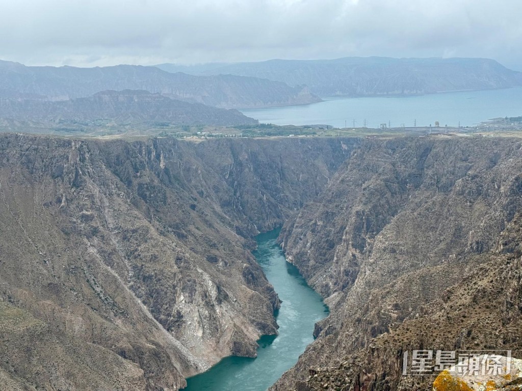 龍羊峽位於黃河上游，峽谷地形險峻，兩岸岩石為沉積岩，山峰高聳、陡峭，形成氣勢磅礴的景象
