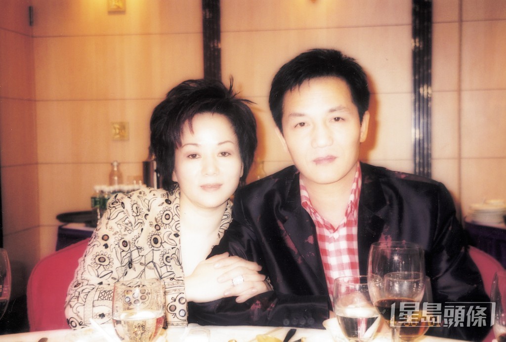 毛玉萍與丈夫周正毅在90年代與於上開始燉湯生意發跡，周正毅更曾一度登上《福布斯》中國富豪排行榜第11位，因而被封為「上海首富」。