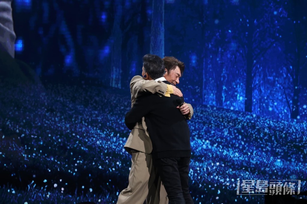 許志安與張學友在台上深情擁抱，前後輩情誼盡在不言中。
