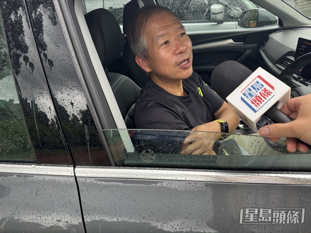 駕車超過30年的李先生直言「無理由為咗個屋苑,要成條路就佢,我覺得有啲無謂」。 駕車超過30年的李先生直言「無理由為咗個屋苑,要成條路就佢,我覺得有啲無謂」。