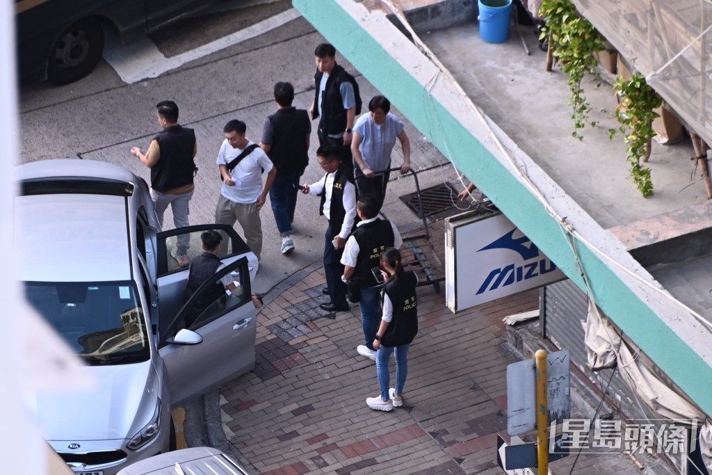 大批探員在大廈調查。