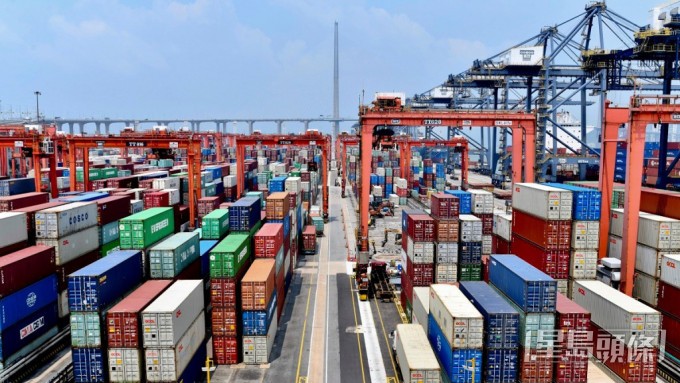 余伟文表示，本港货物出口逐步回稳，按年增长12%。资料图片
