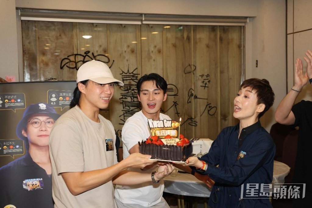 由江美儀送上生日蛋糕。