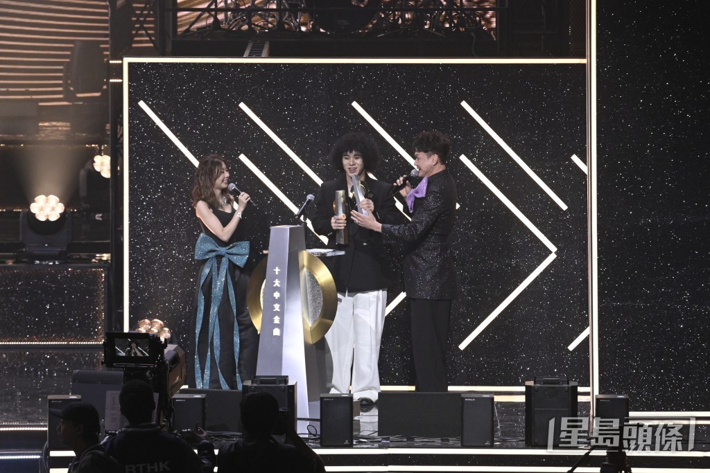 曾比特先拔头筹凭《魔毡》获得十大中文金曲奖，同时获得“优秀流行歌手大奖”。