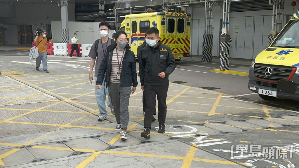 警方重案組探員到屯門醫院調查事件。楊偉亨攝