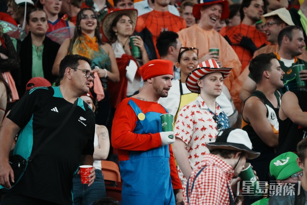 不少球迷盛裝打扮、奇裝異服入場為愛隊打氣。