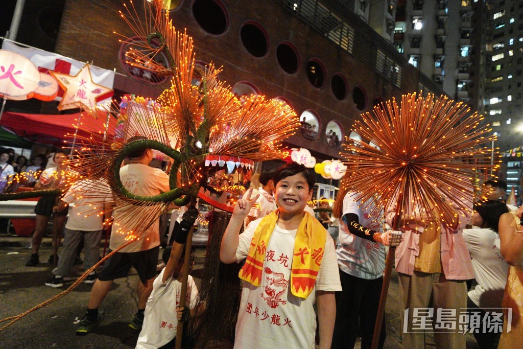 大坑舞火龍由LED小火龍打頭陣。歐樂年攝