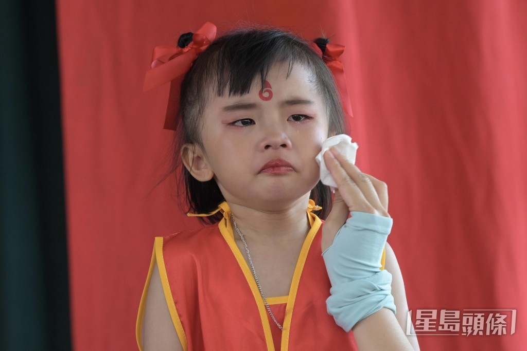 可能由於現場天氣炎熱,扮演哪吒的小演員休息期間淚流滿面。 可能由於現場天氣炎熱,扮演哪吒的小演員休息期間淚流滿面。
