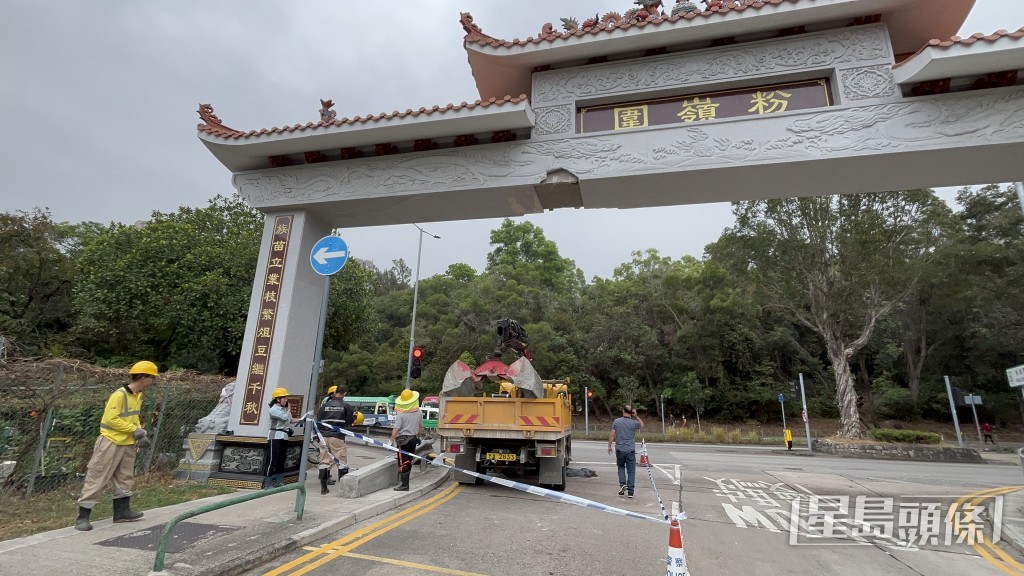 粉岭围牌坊被吊臂撞毁。蔡楚辉摄 粉岭围牌坊被吊臂撞毁。蔡楚辉摄