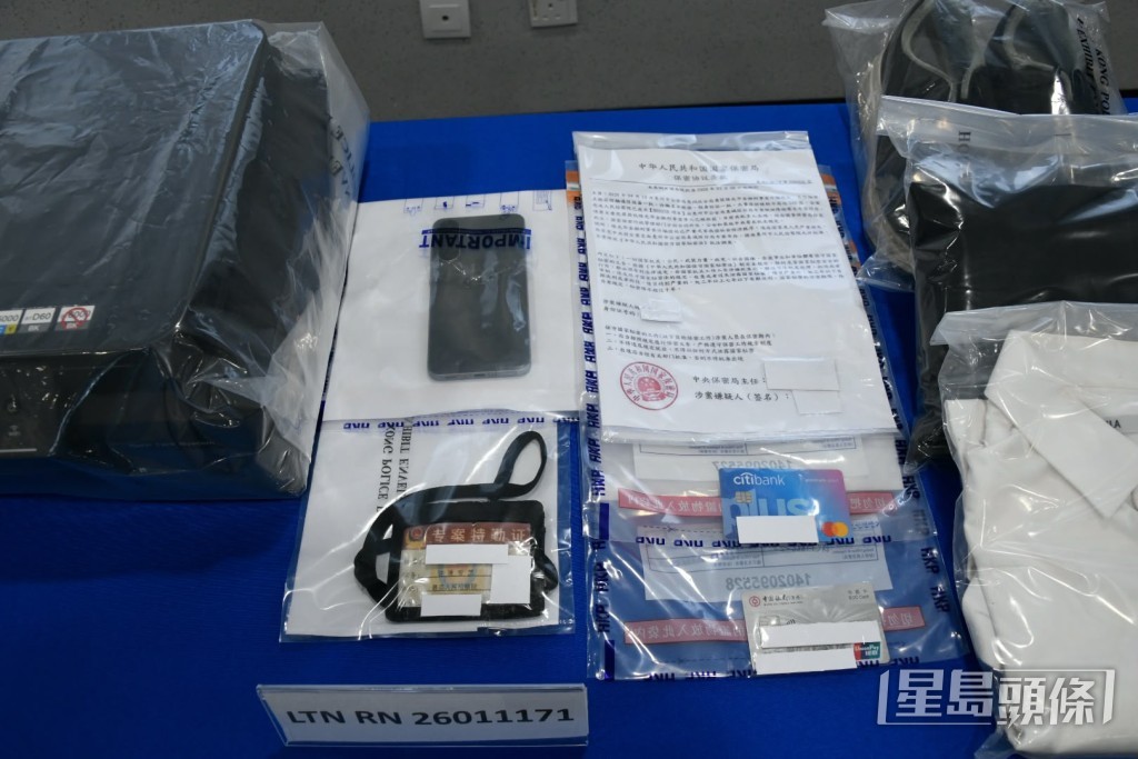 警方展示檢獲的證物。楊偉亨攝