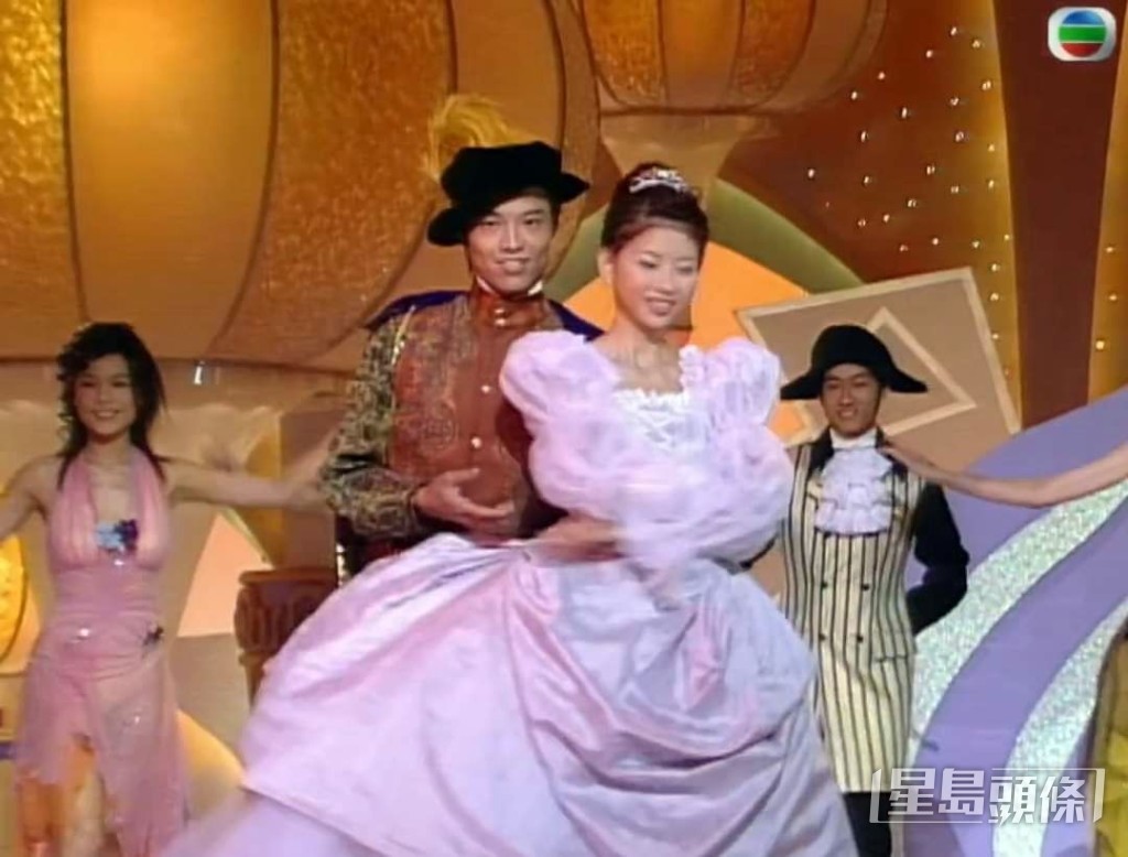 梁浩贤曾任2001港姐准决赛表演嘉宾,跟陈霁平表演歌舞。 梁浩贤曾任2001港姐准决赛表演嘉宾,跟陈霁平表演歌舞。