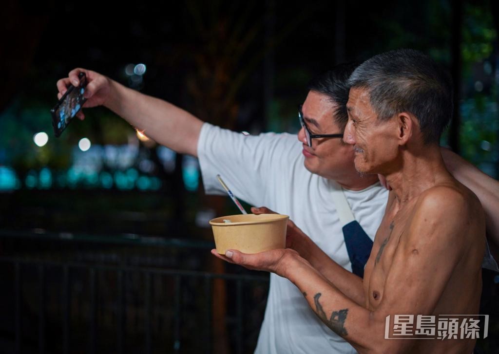 Joshua經常用手機記錄與街友的相處。