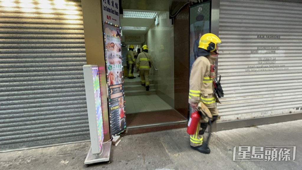 大廈電錶房冒煙。楊偉亨攝