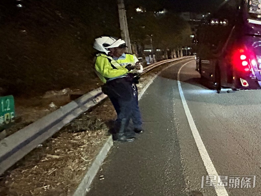 警員疑重看事發片段確認位置。