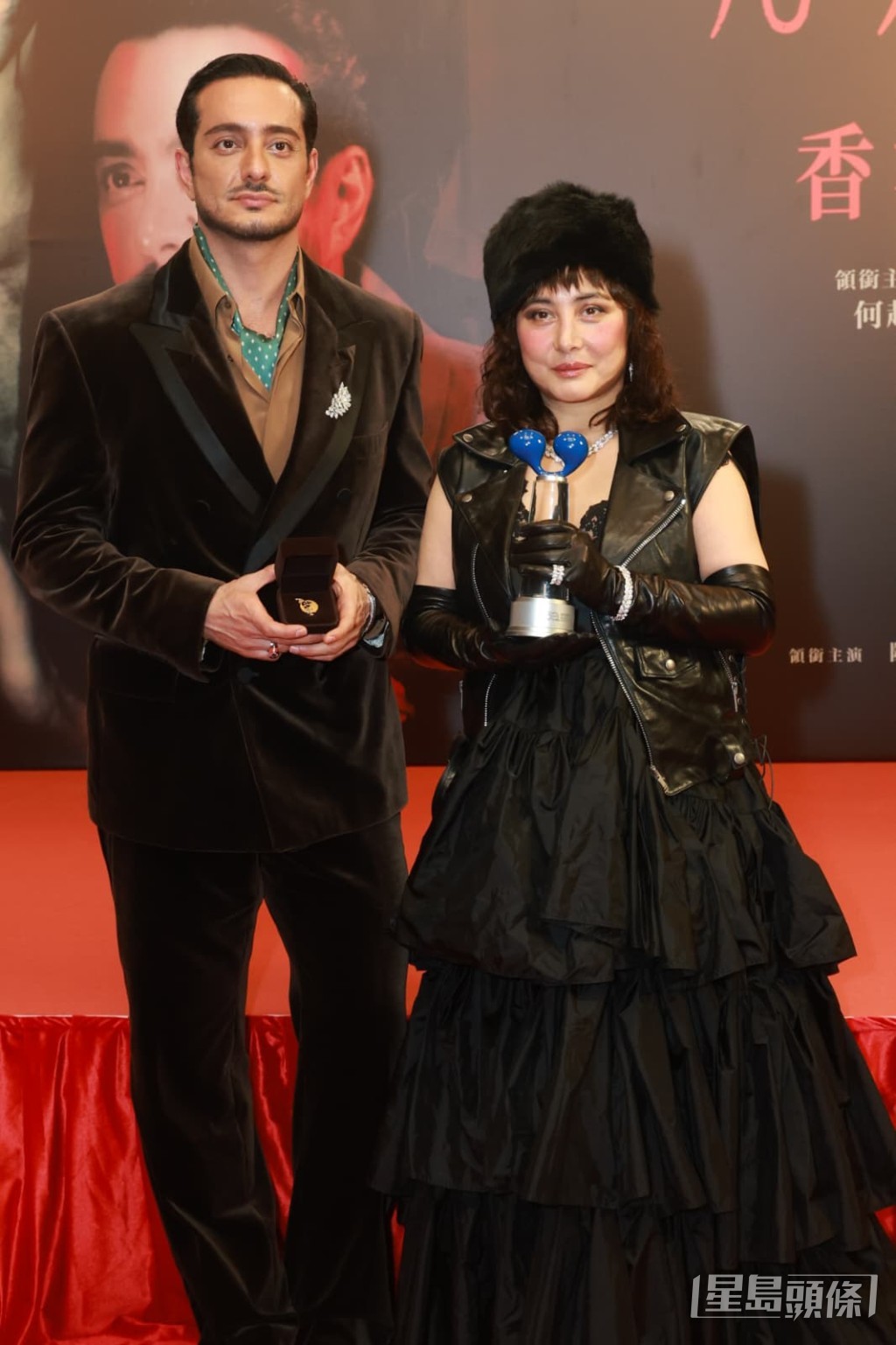 何超讚處男演戲的二蚊好腳頭。 何超讚處男演戲的二蚊好腳頭。