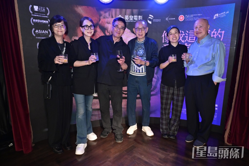 英皇集團主席楊受成博士率領《像我這樣的愛情》的團隊道賀。