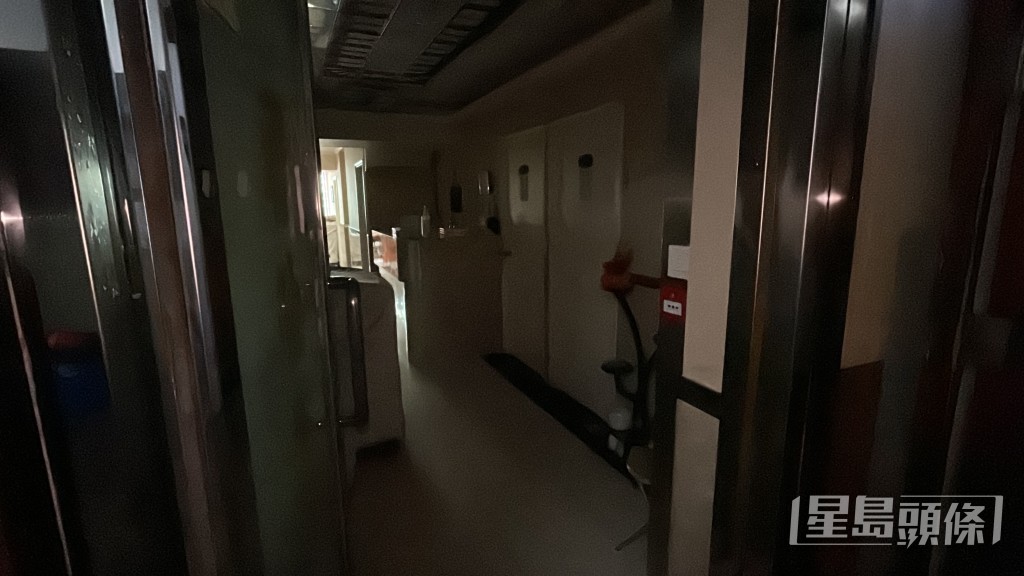 4樓一間賓館漆黑一片。 4樓一間賓館漆黑一片。