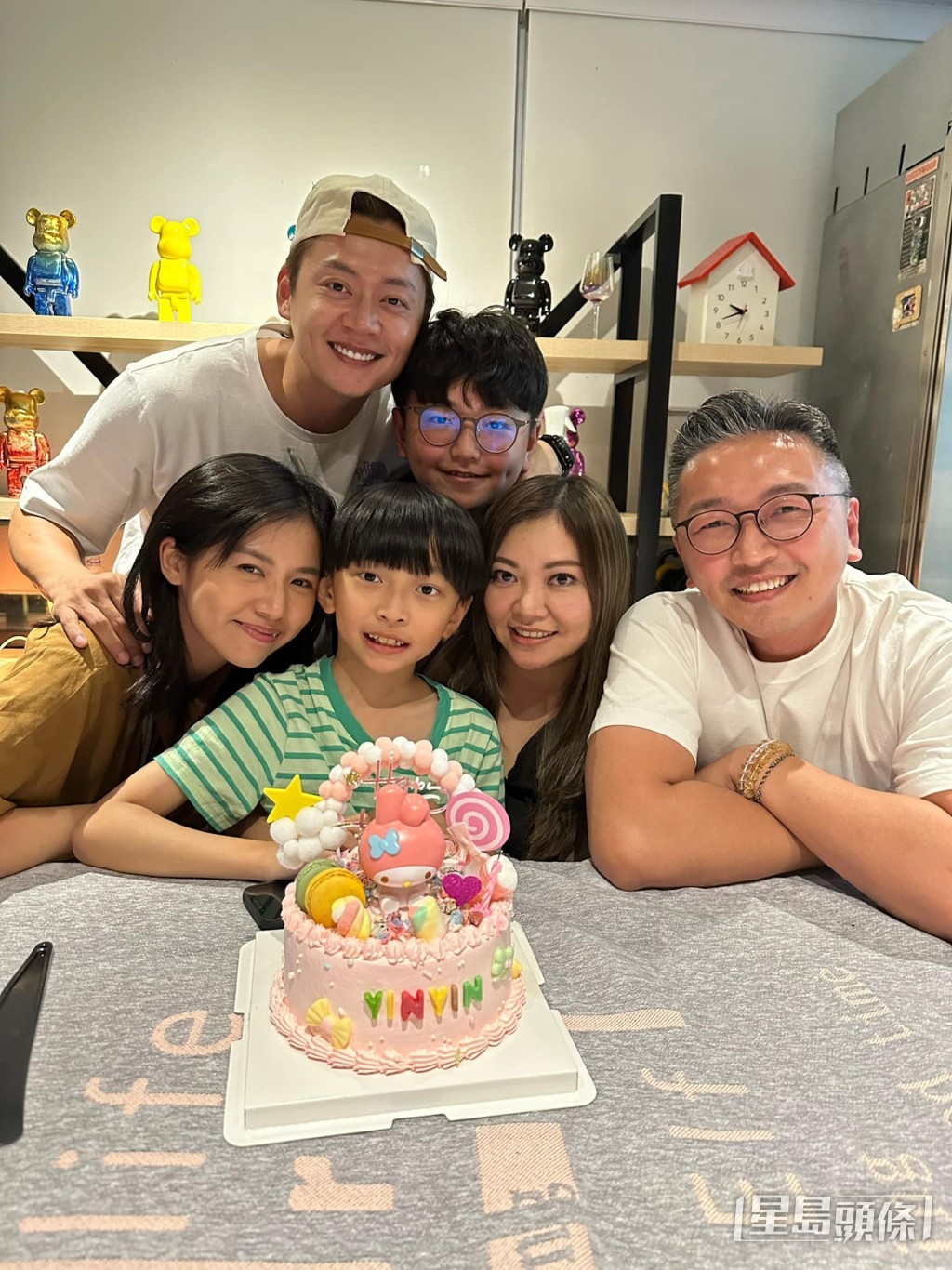 楊偲泳亦早已融入張家，與張振朗一同慶祝大嫂生日。